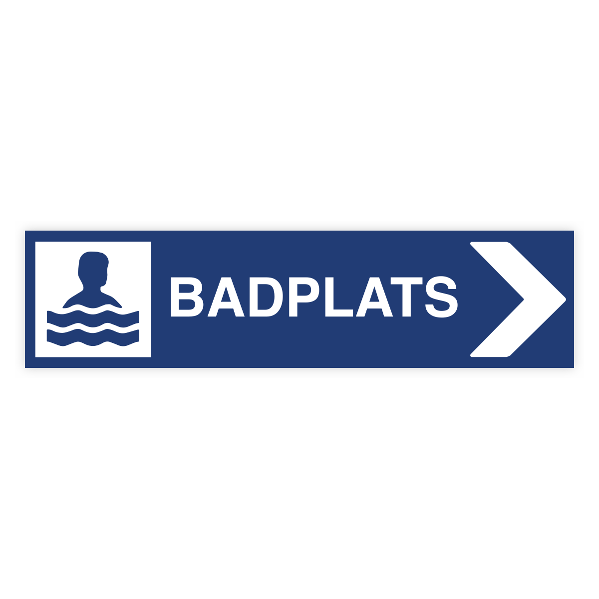 Badplats pil höger-skylten har storleken 1000x250mm och tillverkas i materialet Aluminium 2mm kantvikt. Denna standardskylt kan anpassas så att du kan skapa din egen version av skylten.
